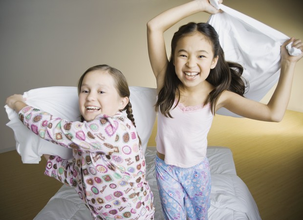 guerra de travesseiros; dormir fora de casa; amigos; amizade; criança; cama (Foto: Thinkstock)