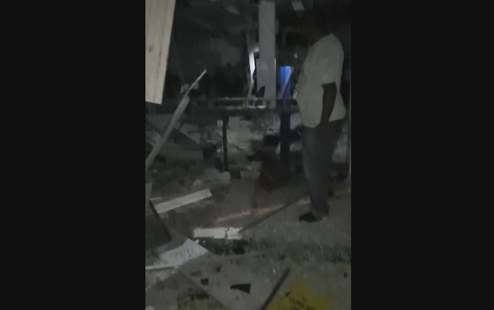Parte interna do banco ficou destruída — Foto: Reprodução/Redes sociais