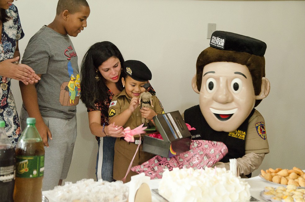 "Só a Nathally que tem", contou a mãe Frankielle Wendrea da Silva Souza da Montez  ao G1 sobre a boneca fardada que a menina ganhou de presente (Foto: Polícia Militar/Divulgação)
