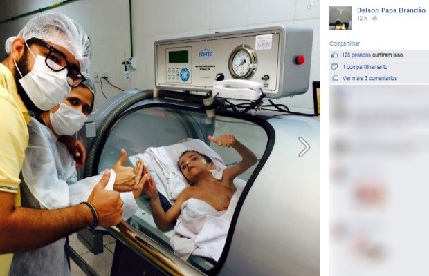 Siamês Heitor Brandão faz tratamento em câmera de oxigênio em clínica de Goiânia, Goiás (Foto: Reprodução/Facebook)