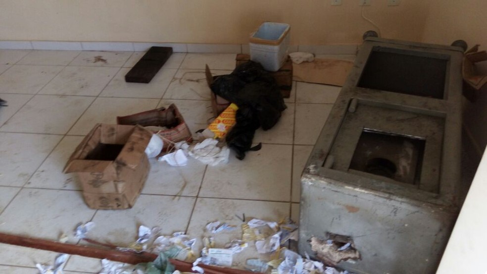 Materiais explosivos, cofre e carros roubados foram encontrados em casa em Parnamirim, RN (Foto: Lamonier Araújo/ Inter TV Cabugi)