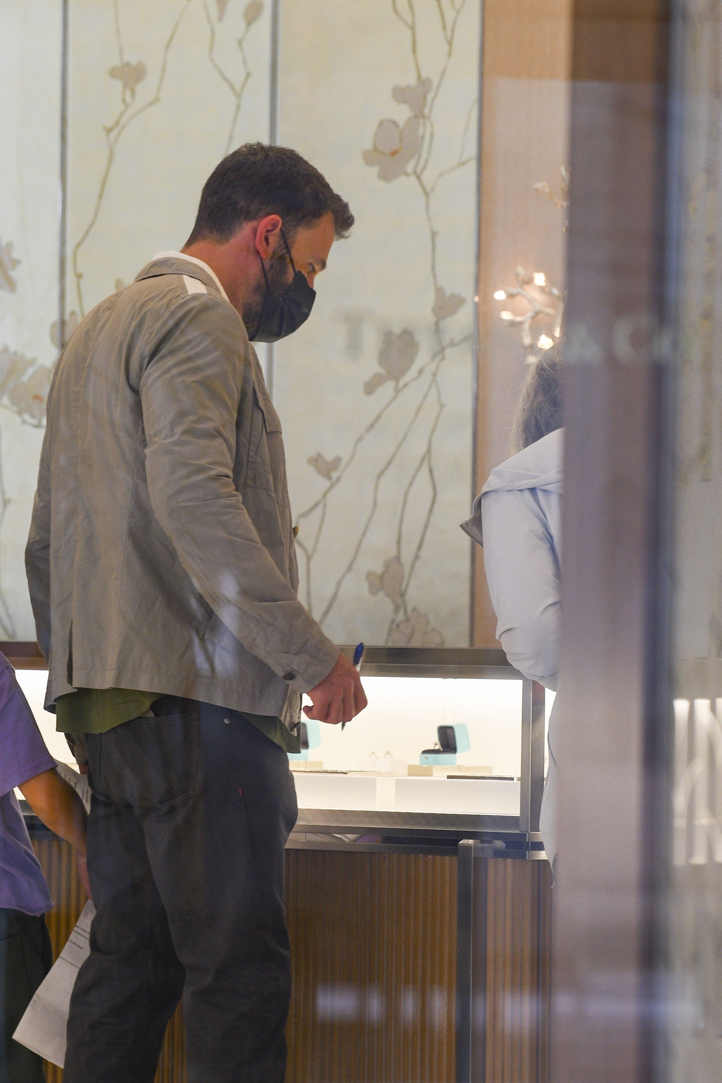 Ben Affleck foi visto olhando alianças na Tiffany's (Foto: The Grosby Group)