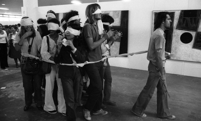 Performance artística na abertura da 15ª Bienal de São Paulo, no Ibirapuera, em 1979