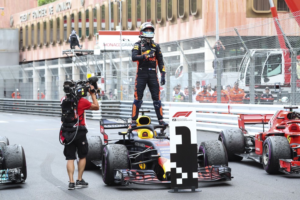 Daniel Ricciardo comemora vitória em Monte Carlo (Foto: EFE)