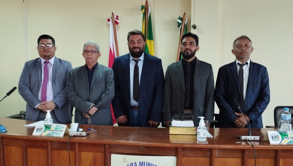 Vereador Guto (à esq.), advogado Raifran e vereadores Anderson Guimarães, Jonas e Chiquinho; os 4 vereadores integram mesa-diretora eleita em dezembro de 2022 — Foto: Câmara Municipal de Rurópolis / Divulgação