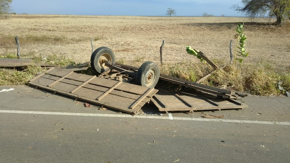 Reboque ficou destruído após colisão na AL-220, em Major Izidoro, no Sertão de Alagoas — Foto: Divulgação/BPRv