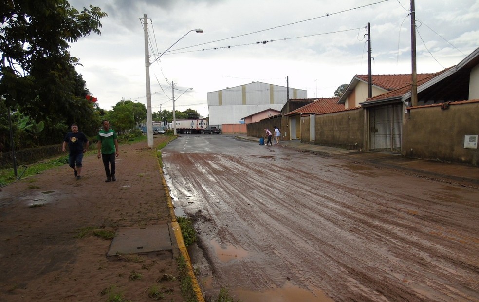 Rua tomada pela lama após alagamento provocado pela chuva em Pardinho (SP) — Foto: Divulgação