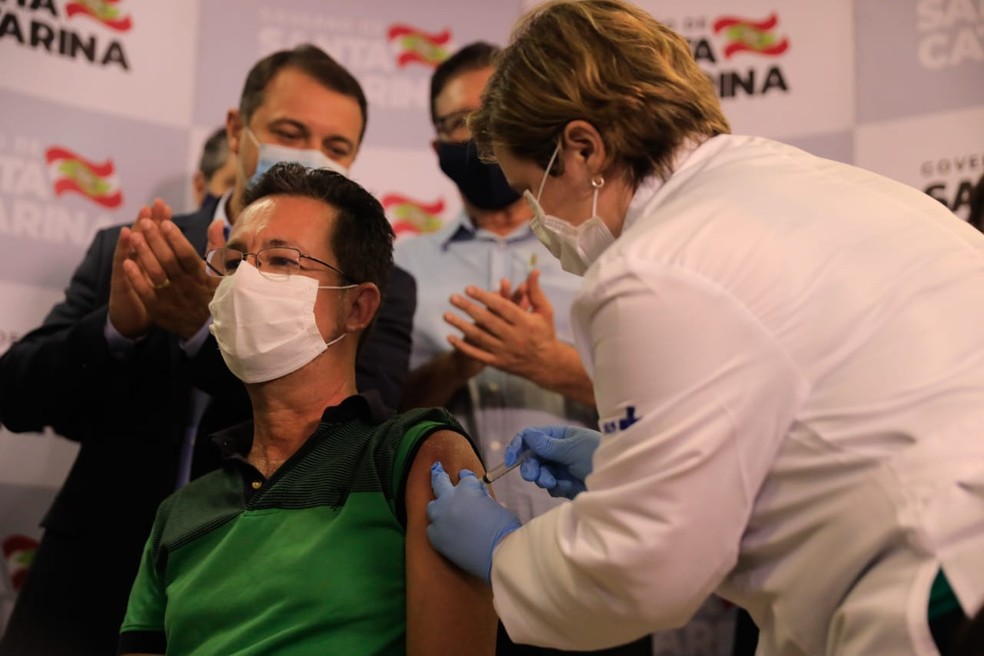 Enfermeiro foi o primeiro vacinado em Santa Catarina — Foto: Diorgenes Pandini/ NSC