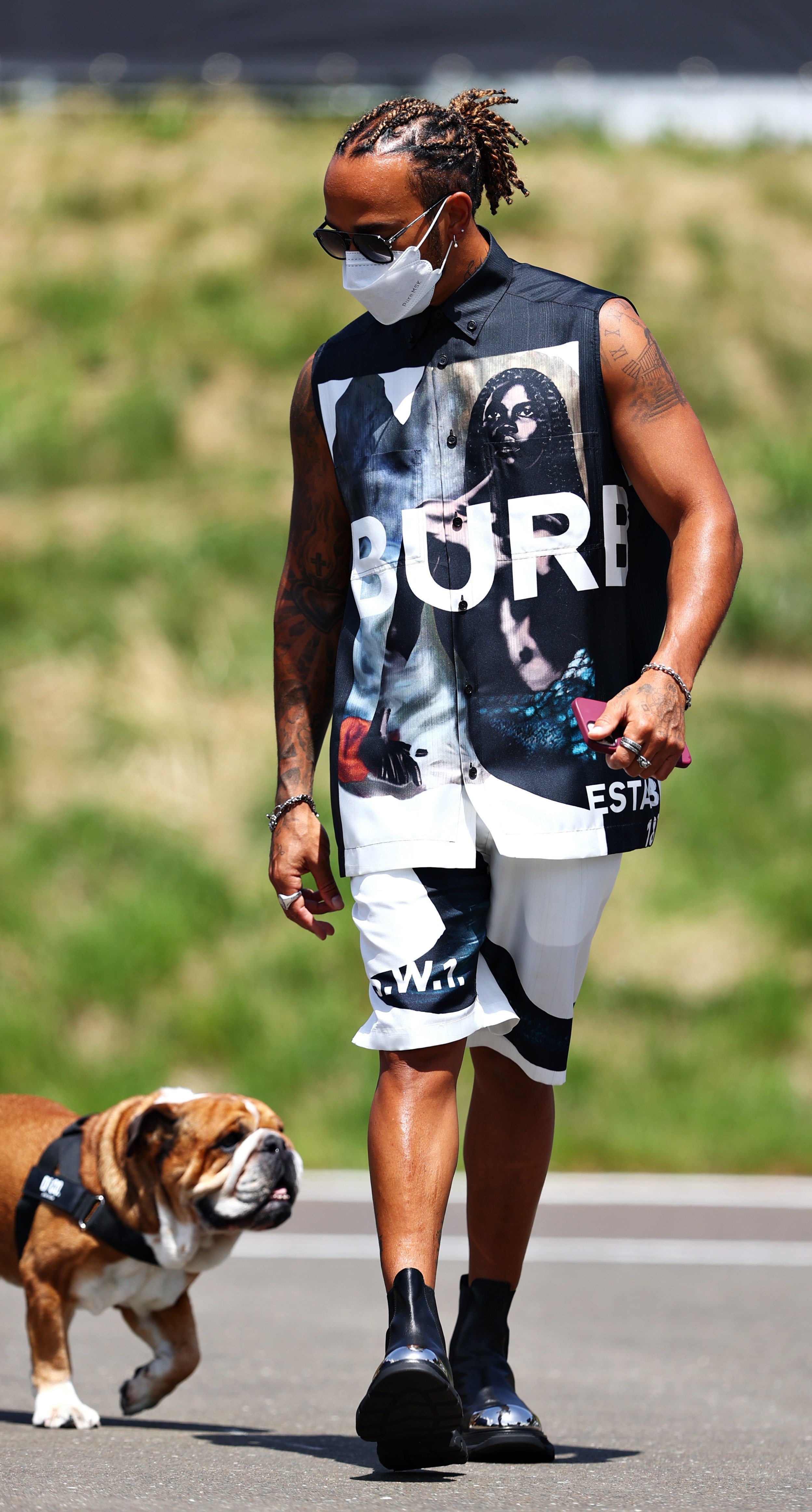 O piloto Lewis Hamilton passeia com seu cão na Áustria (Foto: Getty Images)