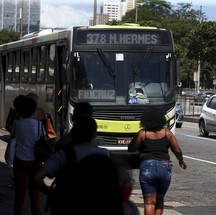 Com a alta nos preços dos combustíveis, o grupo dos transportes teve alta forte em 2021, pesando no bolso dos mais pobres. A alta acumulada foi de 21,03%Agência O Globo