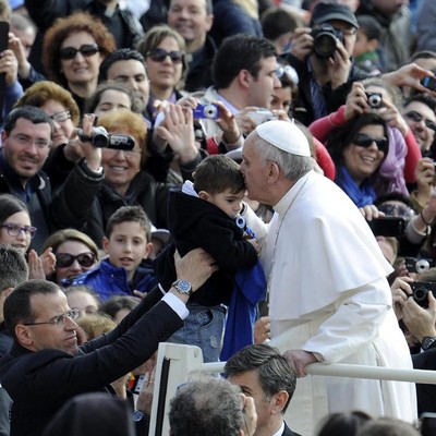 O Papa Francisco e a multidão (Foto: Agência EFE)