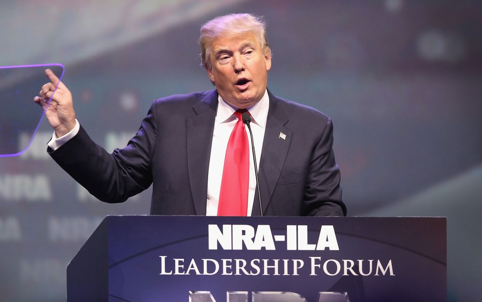 Donald Trump discursa em fórum da National Rifle Association's NRA-ILA, em Louisville, Kentucky, durante campanha eleitoral de 2016 — Foto: Scott Olson/Getty Images/AFP