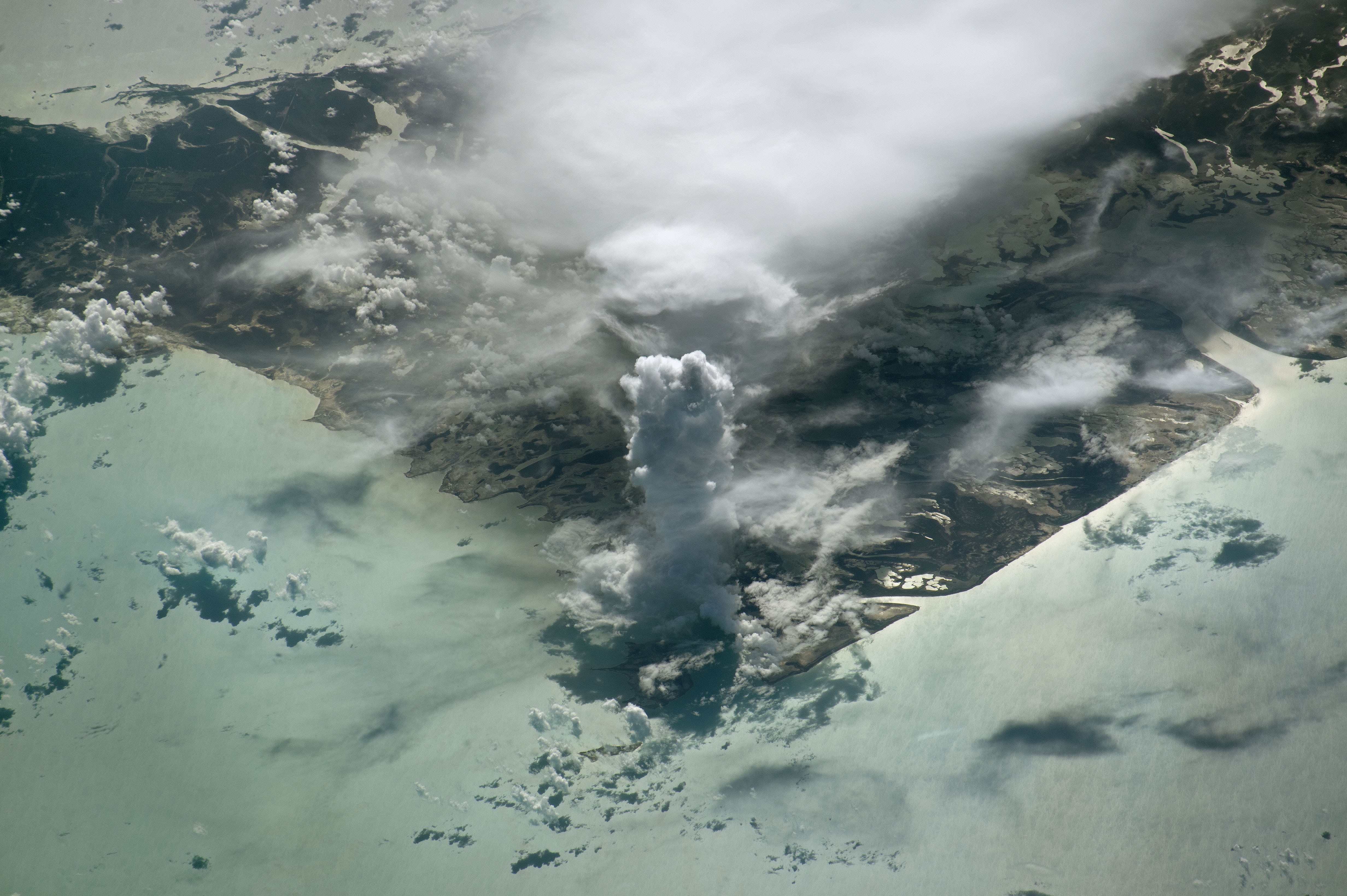 Nuvem do tipo Altocúmulos castellanu fotografada desde a EEI. (Foto: NASA's Earth Observatory)