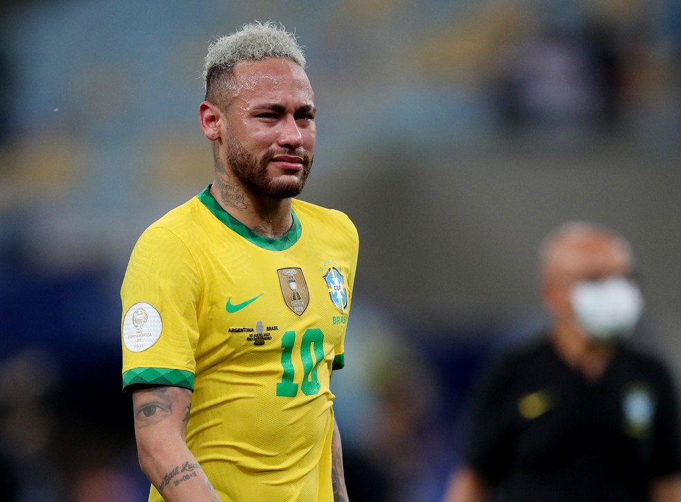 Neymar chora em campo após vice do Brasil para a Argentina no Maracanã |  copa américa | ge