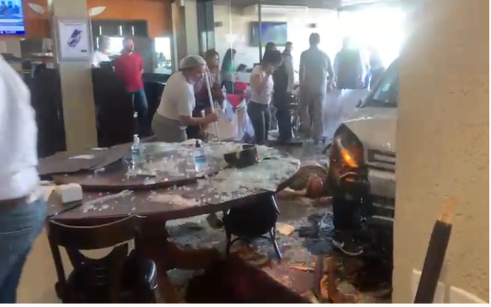 Carro invade restaurante e deixa ao menos um ferido em Goiânia Goiás — Foto: Reprodução/TV Anhanguera