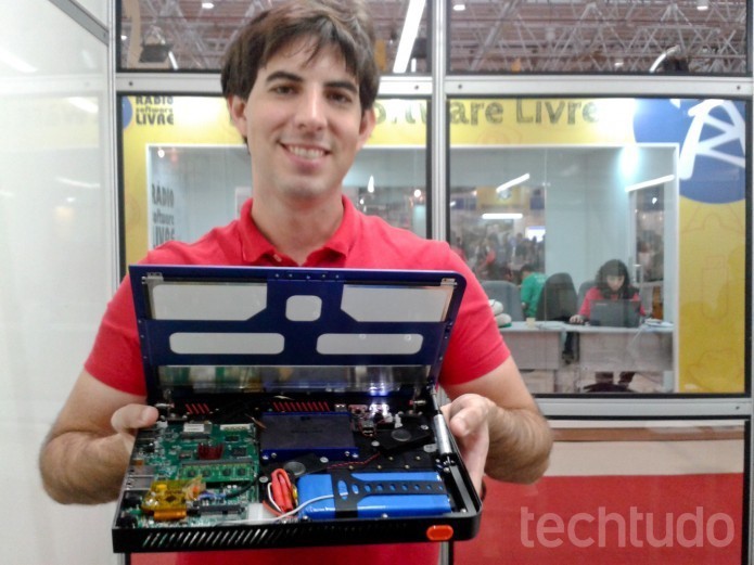 Sean Cross e o Novena, primeiro laptop open-source do mundo (Foto: Giordano Tronco/TechTudo)