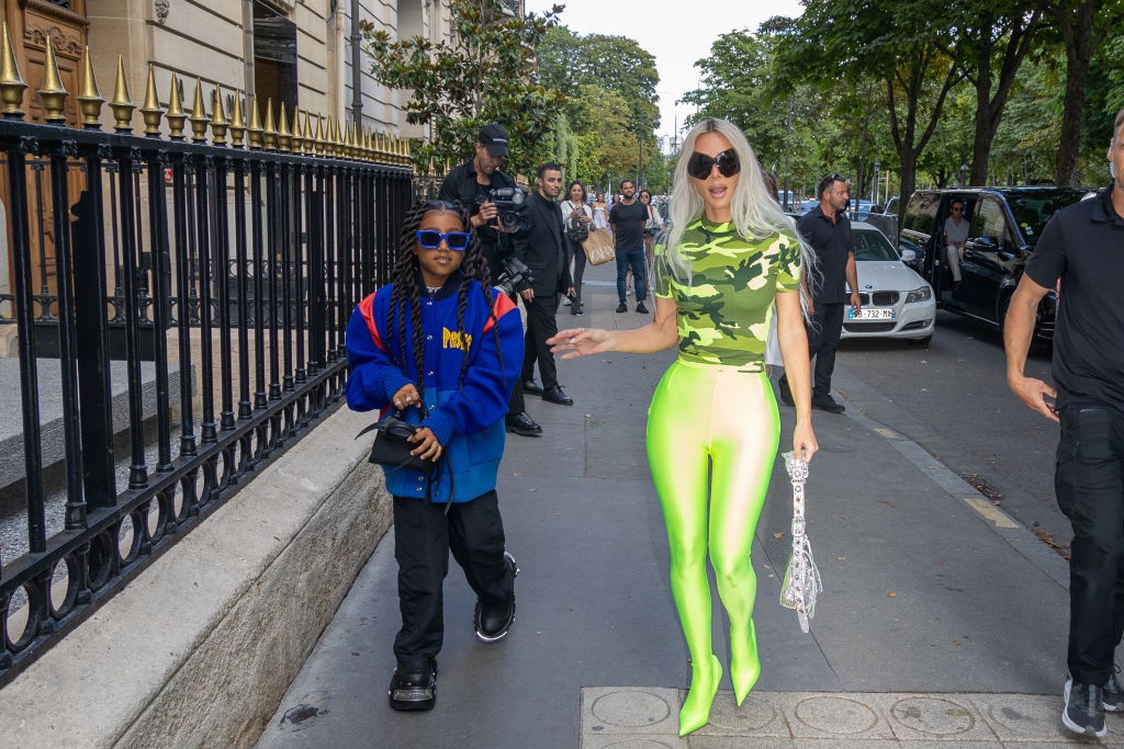 PARIS, FRANCE - JULY 05: Kim Kardashian and North West are seen during the Paris Fashion Week  *on July 05, 2022 in Paris, France. (Photo by Marc Piasecki/WireImage) (Foto: WireImage)