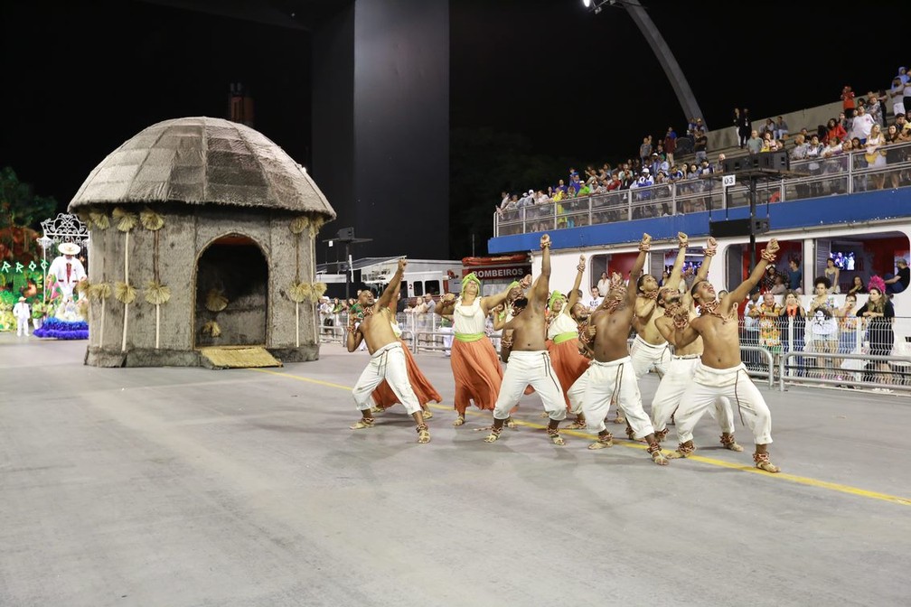 ComissÃ£o de frente da Barroca Zona Sul durante desfile no Anhembi â Foto: Ardilhes Moreira/G1