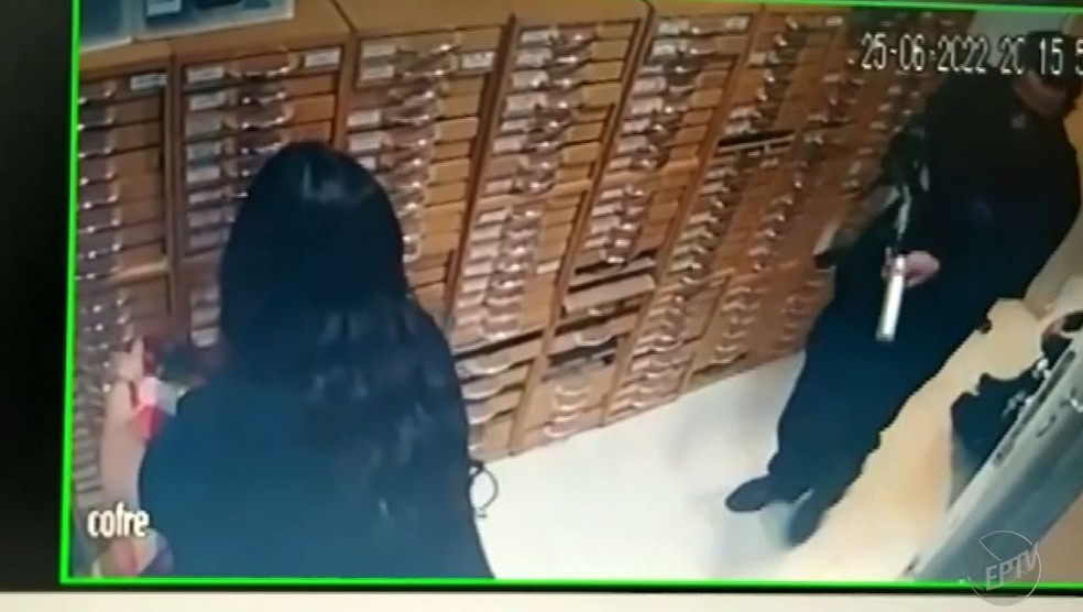 Câmera de segurança de joalheria mostra assalto em shopping de Campinas — Foto: Reprodução/EPTV