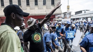 Protesto contra crise energética na África do Sul, reune os antagônicos apoiadores do Congresso Nacional Africano e os da Aliança Democrática, em Joanesburgo — Foto: MARCO LONGARI/AFP