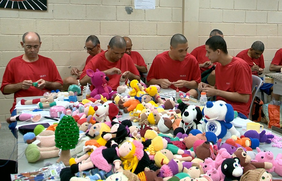 Detentos participam de produção de bonecas para crianças com câncer no ES 