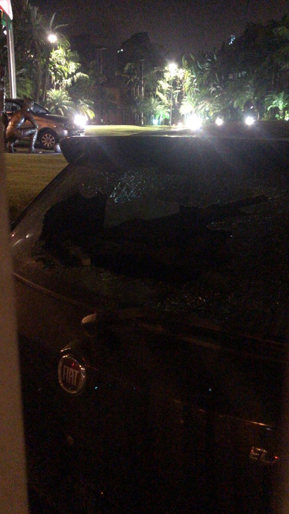 Carro na sede da FederaÃ§Ã£o Paulista de Futebol foi atacado apÃ³s a vitÃ³ria do Corinthians contra o Palmeiras nos pÃªnaltis (Foto: AndrÃ© Hernan)