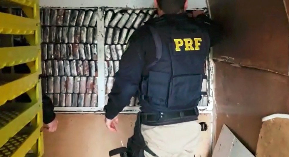 Droga estava escondida em fundo falso, dentro de uma van abordada na BR-227, em São José dos Pinhais. (Foto: Divulgação/PRF)