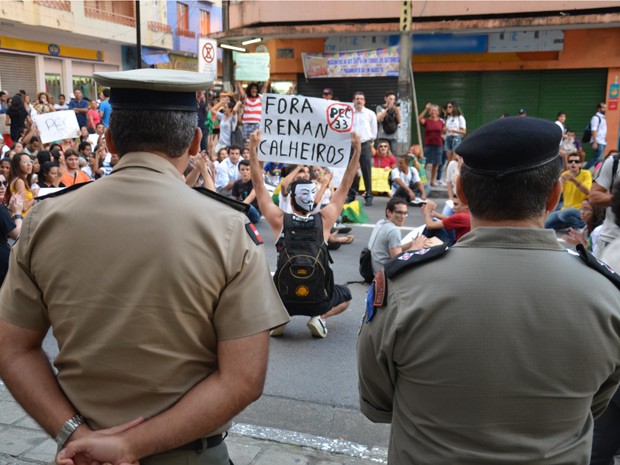 Protesto passou pela sede do Comando da Polícia Militar na Paraíba. Policiais acompanharam manifestação (Foto: Walter Paparazzo/G1)
