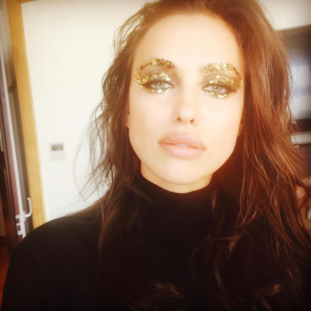 Irina Shayk em dia de make dourado (Foto: Reprodução/Instagram)