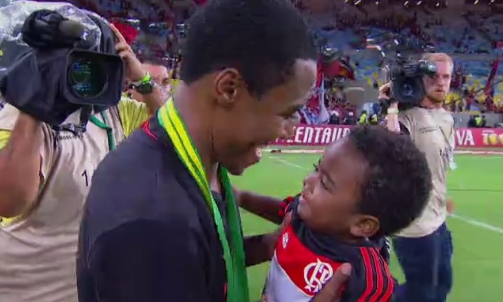 Elias com o filho Davi ap&oacute;s o t&iacute;tulo em 2013 &mdash; Foto: Reprodu&ccedil;&atilde;o/ SporTV