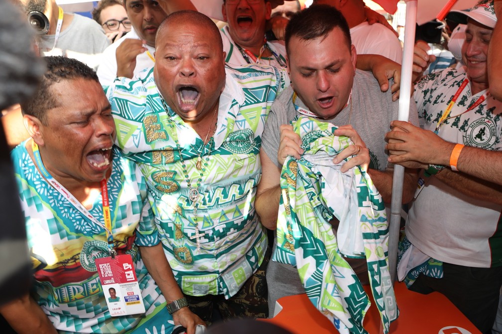 Integrantes da Mancha Verde comemoram títutlo de campeã do Grupo Especial do carnaval de São Paulo — Foto: Celso Tavares/G1