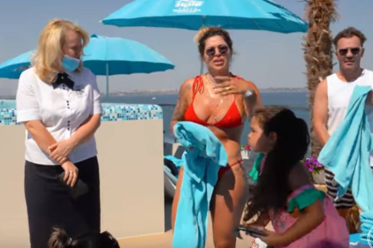 Dani Souza é expulsa de piscina em hotel na Ucrânia (Foto: Reprodução/YouTube)