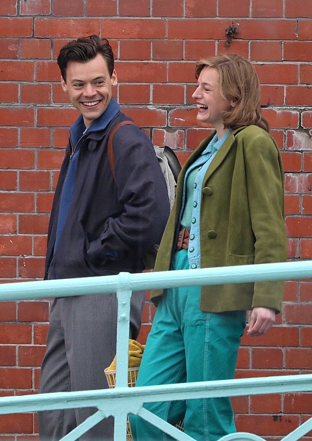 BRIGHTON, ENGLAND - MAY 13: Harry Styles and Emma Corrin seen on the set for "My Policeman" on May 13, 2021 in Brighton, England. (Photo by Tristan Fewings/Getty Images) (Foto: Getty Images)