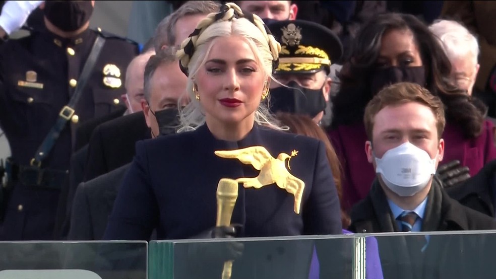 Lady Gaga canta hino durante posse de Biden — Foto: GloboNews