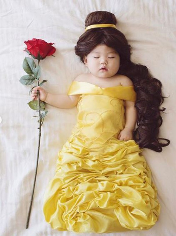 Mãe veste sua bebê com looks icônicos (Foto: Reprodução/Instagram) Mãe veste sua bebê com looks icônicos (Foto: Reprodução/Instagram)
