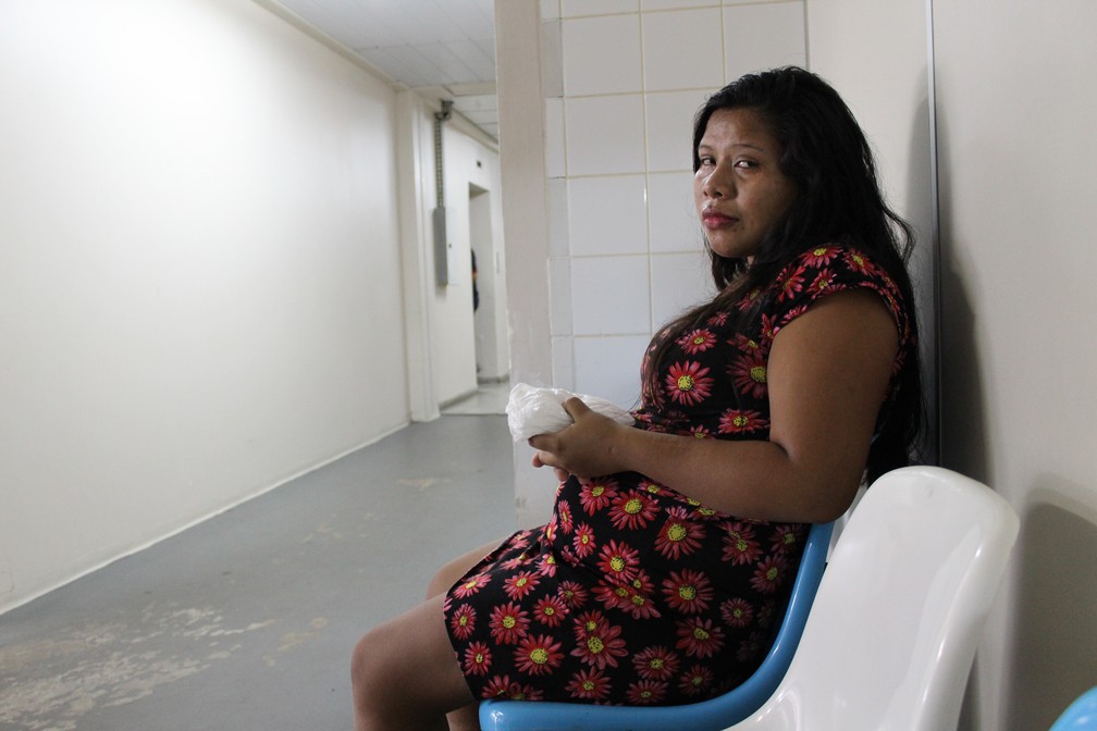 Lia Gomes perdeu umas das filhas no parto e teve que se erguer da dor rapidamente para lutar pela vida de Vitória (Foto: Adneison Severiano/G1 AM)