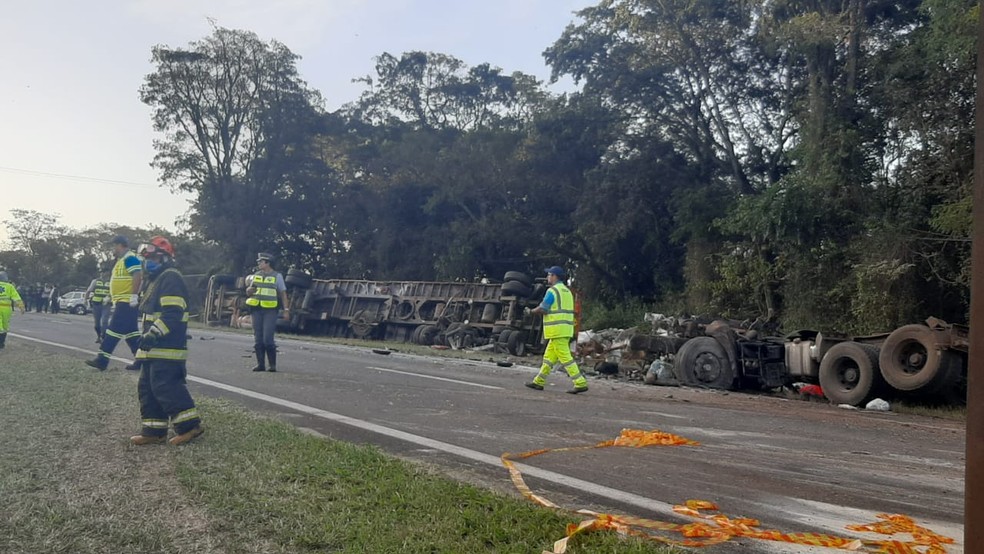 Acidente entre caminhões deixa um morto e interdita a Rodovia Washington Luís em São Carlos — Foto: CBN São Carlos