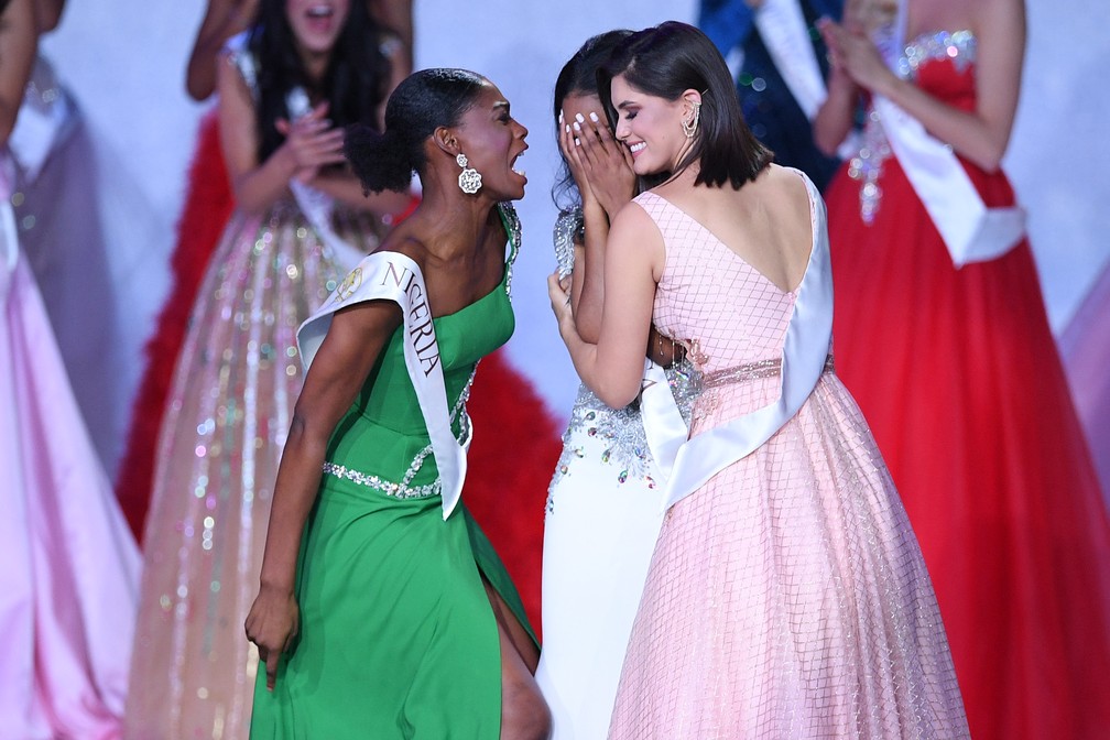 14 de dezembro - Nyekachi Douglas (esq.), a Miss Nigéria Mundo, celebra vitória de Toni-Ann Singh, da Jamaica, no Miss Mundo 2019, enquanto a brasileira Elis Coelho abraça a campeã. A cena de apoio à concorrente chamou atenção nas redes sociais — Foto: Daniel Leal-Olivas/AFP