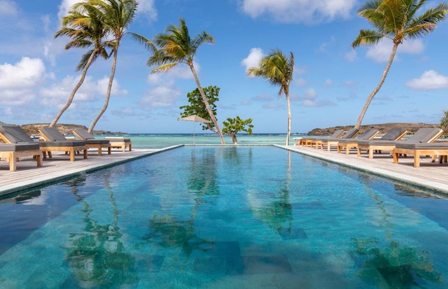 Cenário: a piscina do Le Sereno e o mar caribenho. Qual o azul mais bonito? (Foto: arquivo pessoal/Camilla Guebur)