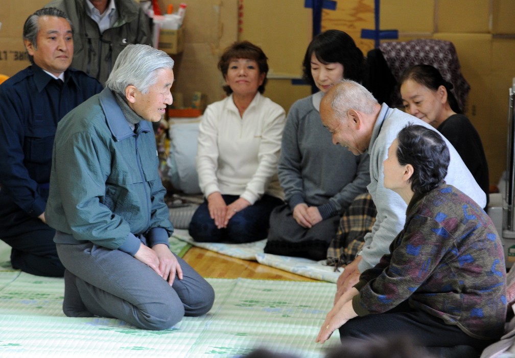 O imperador Akihito O imperador Akihito se ajoelha para falar com sobreviventes do tsunami em Fukushima, em 2011. O gesto foi visto como "um grande símbolo de compaixão com o sofrimento daquelas pessoas", segundo a BBC. — Foto: Toshifumi Kitamura / AFP