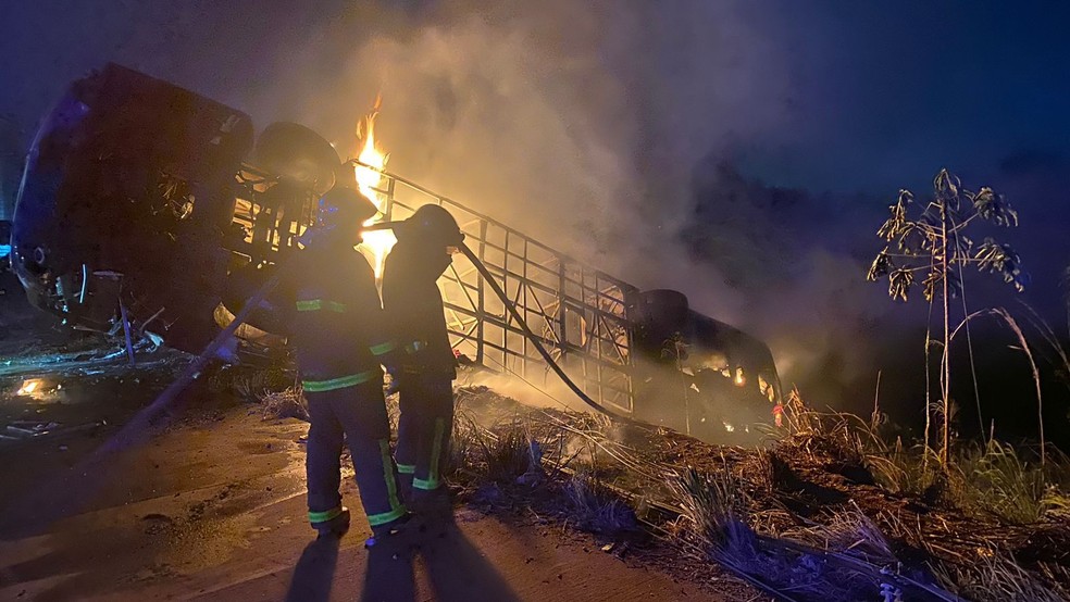 Bombeiros controlam chamas após acidente de ônibus em Cuiabá — Foto: Corpo de Bombeiros