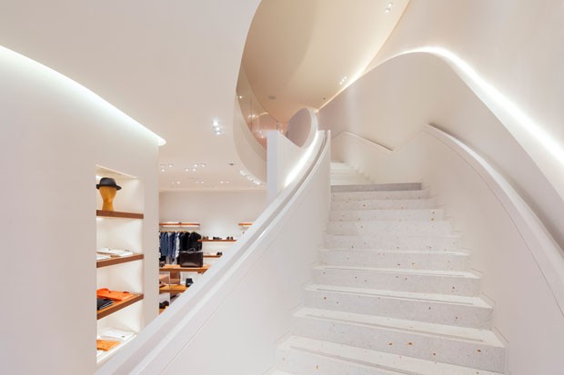 Staircase to the first floor of Hermès New Bond Street (Foto: Michel DENANCE)