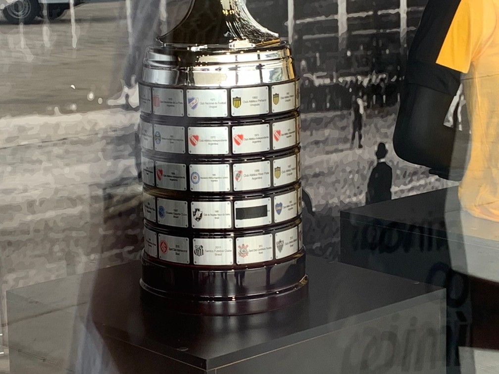 Verde é a cor da inveja? Réplica da taça da Libertadores na Arena do Corinthians tem tarja sobre título do Palmeiras em 1999