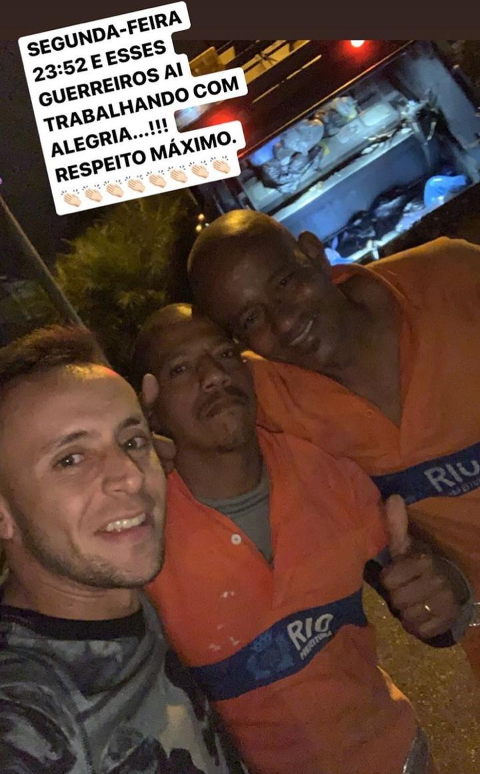 Rafinha e a famosa foto tietando os garis Luciano (esquerda) e Cosme (direita) — Foto: Divulgação