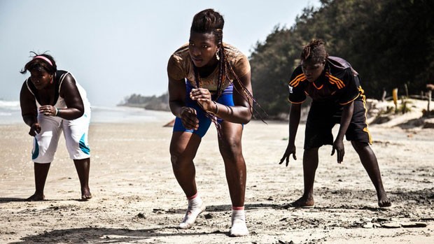 Na região de Casamance, no extremo sul do Senegal, há uma longa história de mulheres lutadoras, que deu origem à equipe nacional de luta feminina (Foto: Laeila Adjovi/BBC)