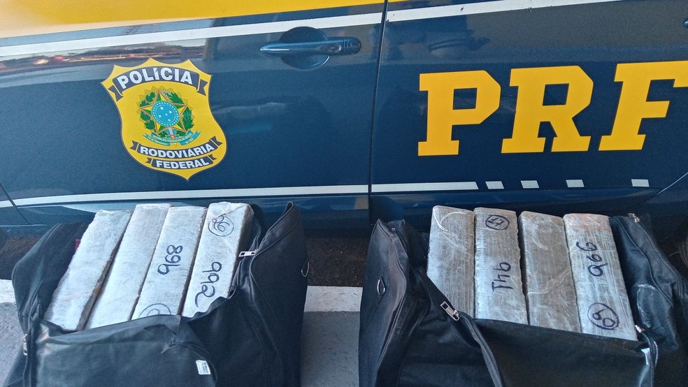 Suspeitos disseram que droga seria levada para o Maranhão — Foto: PRF/Divulgação