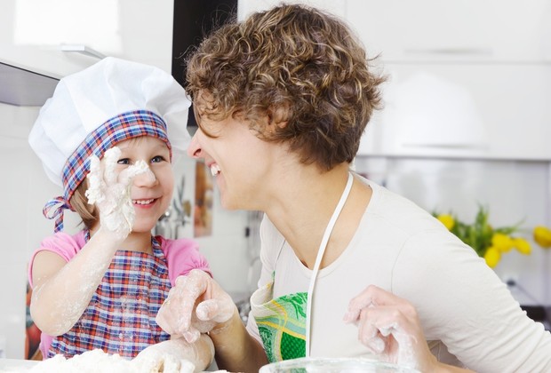 Família cozinhando (Foto: Shutterstock)