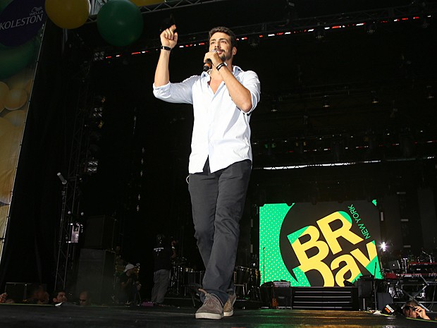 Cauã Reymond apresentou o Brazilian Day em Nova York (Foto: Luiz C. Ribeiro / TV Globo)