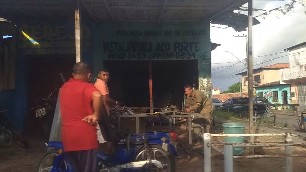 Moradores conversando sem máscaras na Estrada da Mata, na região de São José de Ribamar — Foto: G1 Maranhão