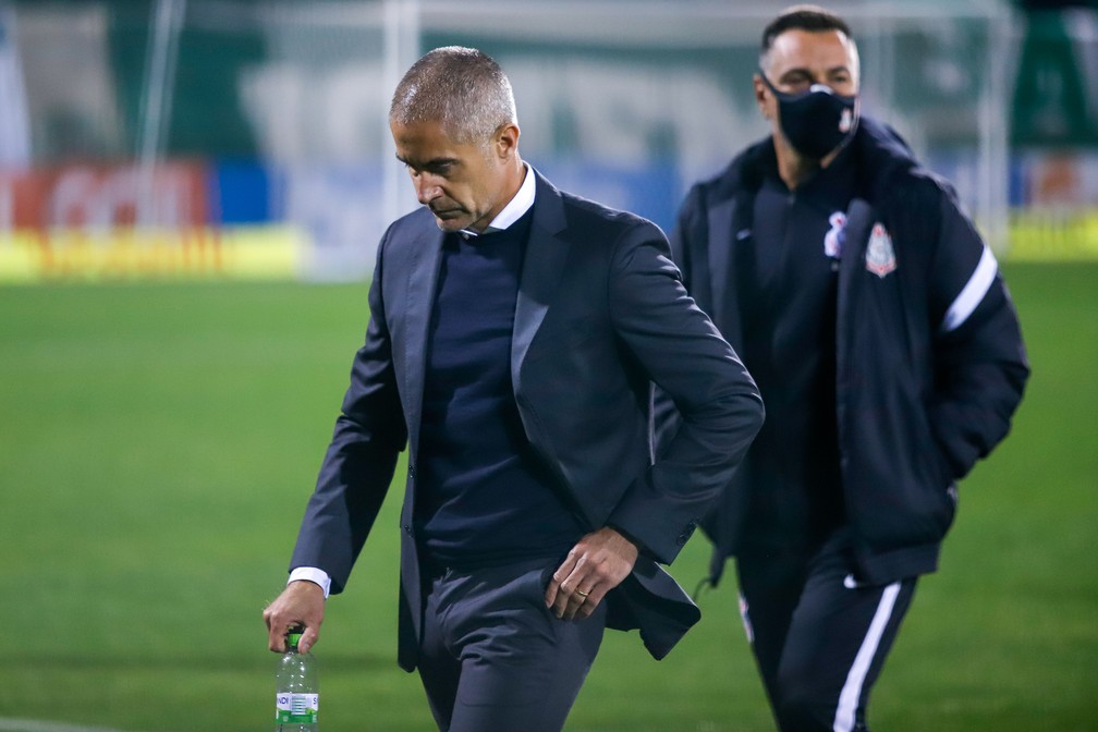 Sylvinho minimiza bom desempenho defensivo e diz que Corinthians acelera etapas